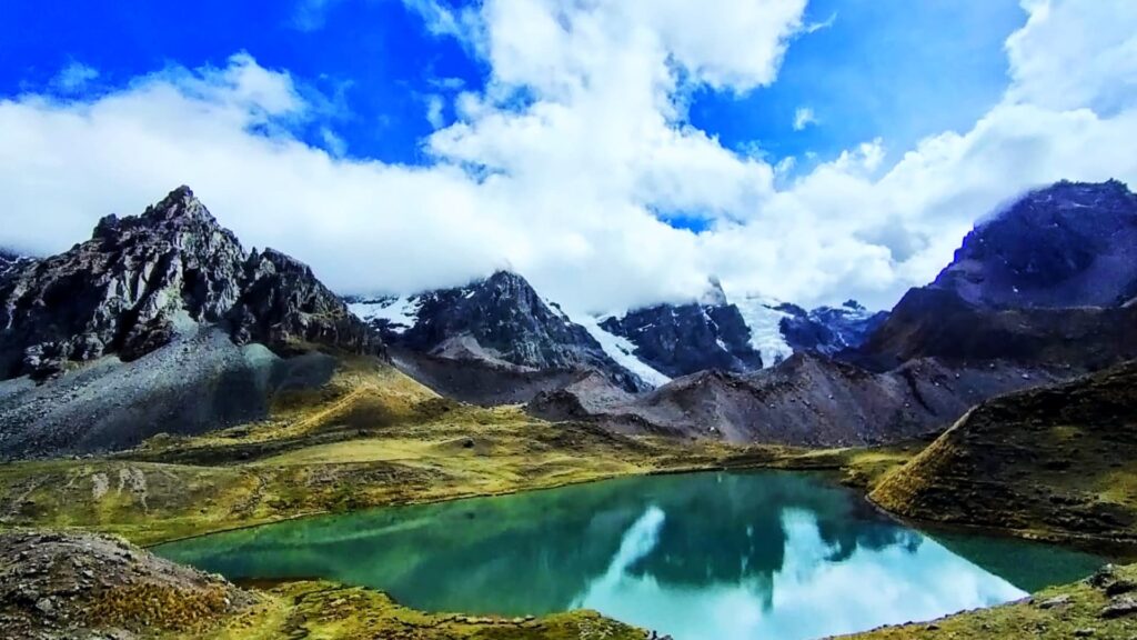 Laguna Humantay: El espejo turquesa de los Andes peruanos